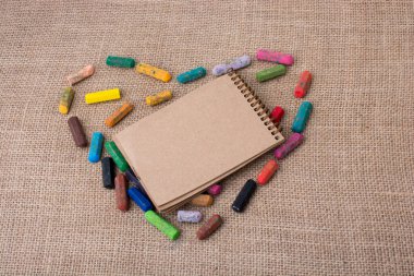 Boya kalemi ortasında defter şeklinde bir kalp şekli