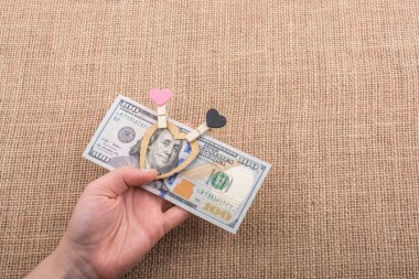 Amerikan 100 dolarlık banknot bir kalp ile el klip