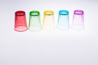 Beyaz arka planda renkli içki bardakları