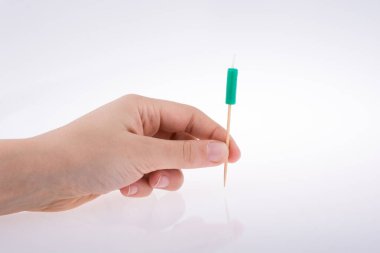 Çubukların üzerindeki renkli mum I harfini yazıyor.