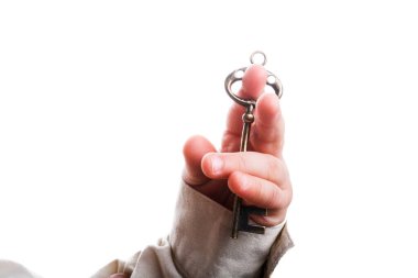 bebeğin el bir retro tutarak metal anahtar beyaz bir arka plan üzerinde tarz.