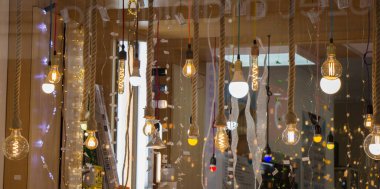 Dekoratif antika edison tarzı iplik ampulleri asılıydı.