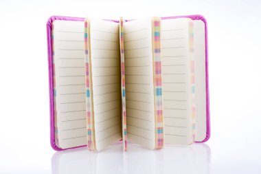 Beyaz arkaplanda pembe defter