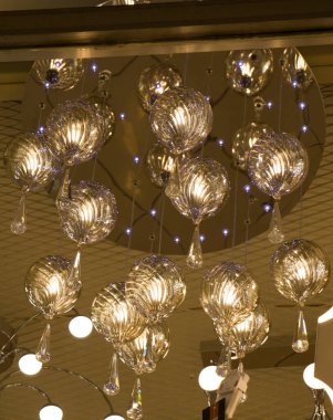 Dekoratif stil filament ampulleri görünürde