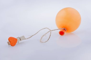 Clothespin bir balon bir dize ile bağlı bir kalbim ile