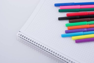 Bir dizüstü bilgisayar üzerinde renkli Keçeli Kalemler