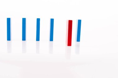 Beyaz arkaplanda renkli dominolar