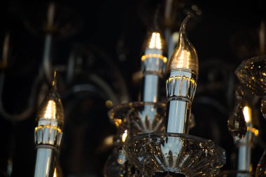 Dekoratif stil filament ampulleri görünürde