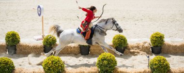 Osmanlı okçusu ata biner ve at sırtında ateş eder.