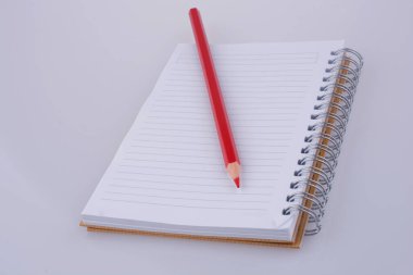 bir defter üzerinde beyaz bir arka plan üzerinde renkli kalem