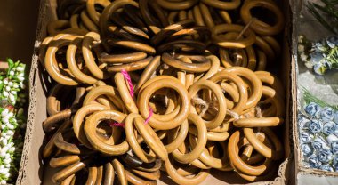 Manzarada tahta halkalar var.