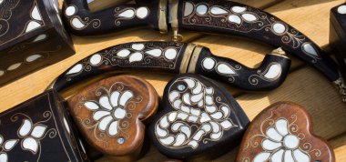 İnci kakmalı eski usul tahta hazine sandığı.