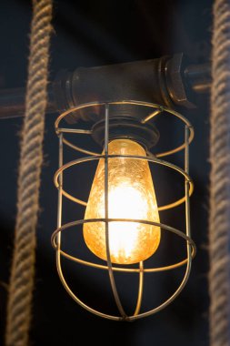 Dekoratif antika edison tarzı iplik ampulleri asılıydı.