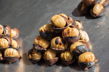 Sıcak ateşte kızartılmış organik kahverengi kestaneler.