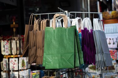 Pazar yerinde basit bir renkli kağıt alışveriş torbası.