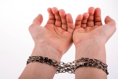 Beyaz arka planda zincirlenmiş eller