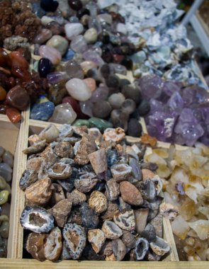 Belli bir tipte doğal mineral değerli taşlar.