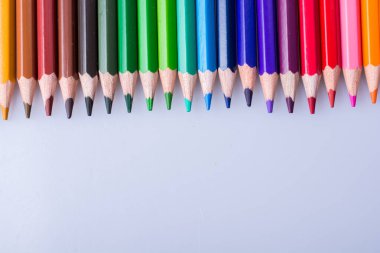 Beyaz arkaplana çeşitli renklerin renk kalemleri