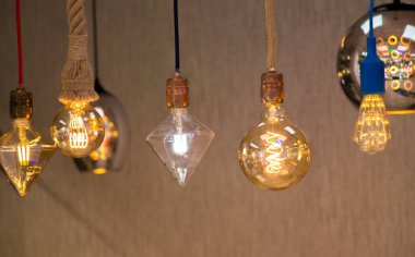 Dekoratif antika edison tarzı iplik ampulleri asılıydı.