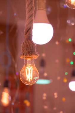 Dekoratif antika edison tarzı iplik ampulleri asılıydı.