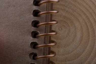 Ahşap günlük beyaz bir arka plan üzerinde yuvarlak ince parçalar halinde kesilmiş