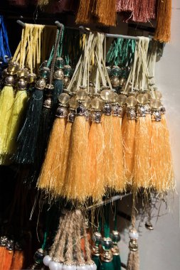 Osmanlı Türkçesi geleneksel püsküllerinin çeşitli renklerde seçilmesi