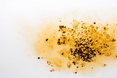 Kahve sıcak suda yavaşça erir.