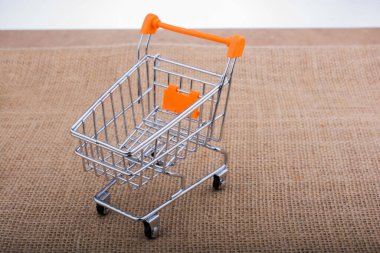 Tuval arka planına yerleştirilmiş alışveriş arabası