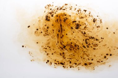 Kahve sıcak suda yavaşça erir.