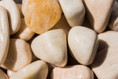 Belli bir tipte doğal mineral değerli taşlar.