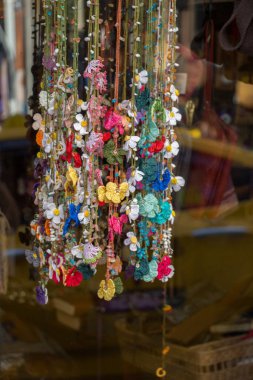 Arkaplan olarak Türk renkli iğneler işlemeli çiçekler