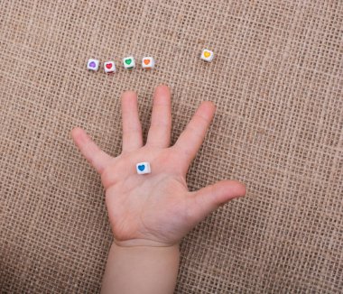 Kalp şekli yapı taşları arasında yer