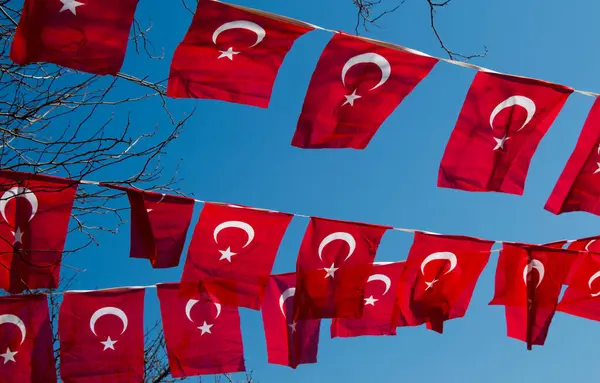 Türk ulusal bayrağı açık havada iple sallanıyor