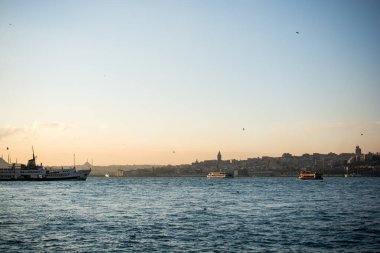Uzak mesafedeki Ayasofya ve Mavi Cami 'nin olduğu Bakire Kulesi' nden akşam görüntüsü.