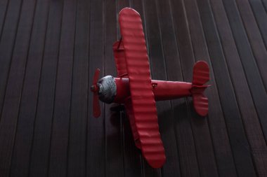 Ahşap dokusu üzerinde kırmızı renk oyuncak uçak mı