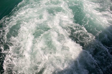 Su yüzeyi köpüklü ve köpüklü bir arka plan olarak