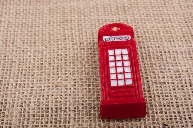 Tuval arka plan üzerinde kırmızı renk telefon kulübesi