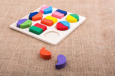 Mantık bulmacasının renkli ahşap parçaları