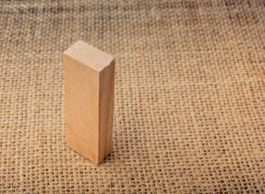 Keten tuval arka plan üzerinde ahşap domino