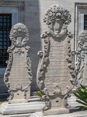 İstanbul 'daki mezarlarda Osmanlı zamanından kalma eski taşlar