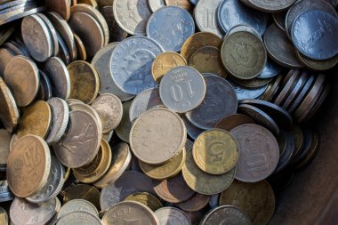 Çeşitli para birimlerinin eski metal para koleksiyonları