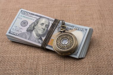 Cep saati Doları banknot demet bize sarılı