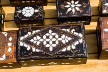 İnci kakmalı eski usul tahta hazine sandığı.