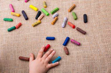 Renkli boya kalemi ve bir tutan bir küçük çocuklar el kullanılan