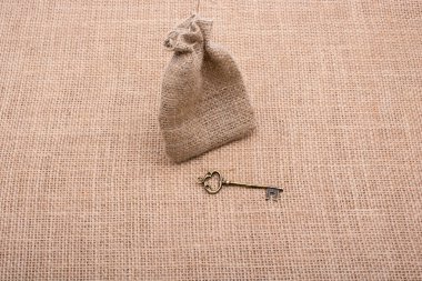 Retro altın renk anahtarı bir çuval yanında tarz