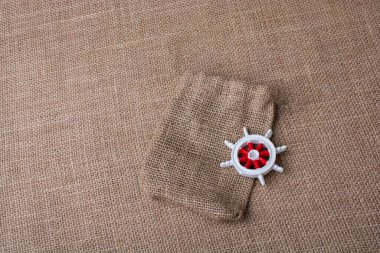 Direksiyon simidi üzerinde bir çuvala tuval üzerine bir teknenin