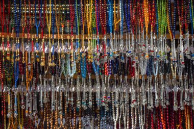 Çeşitli renkte tespih seti