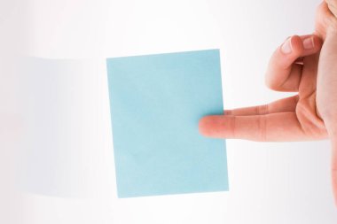 Beyaz bir arka plan üzerine açık mavi renk dikdörtgen kağıt tutan el