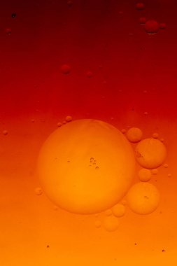 Suyun üzerindeki renkli su kabarcıkları çekyat alanı gibi.