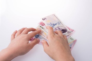 Turksh Lirası banknotlar beyaz arka plan üzerinde tutan el
